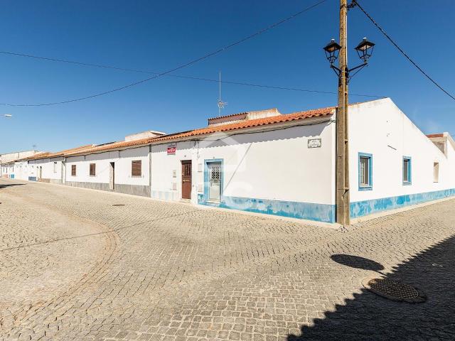 Moradia T3 Térrea para Renovar c/ Quintal, Terraço e Garagem | Oriola, Portel