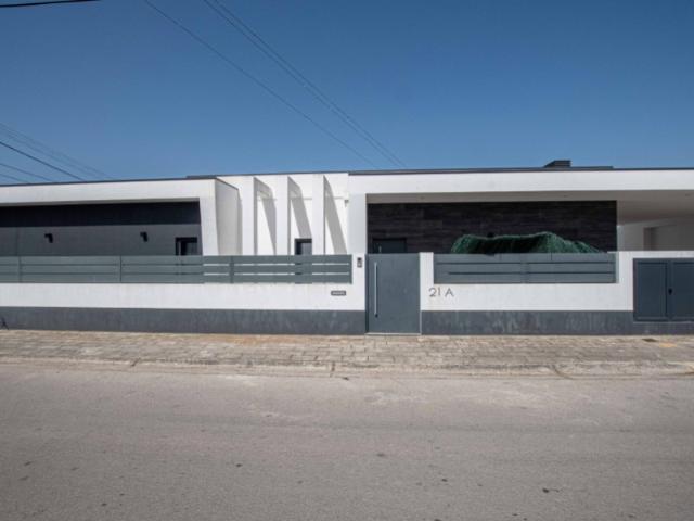 Moradia T3 térrea e isolada em Alhos Vedros
