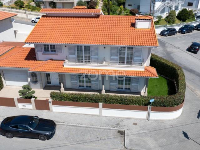 Moradia T3 todos os quartos suite, jardim, garagem, um piso amplo