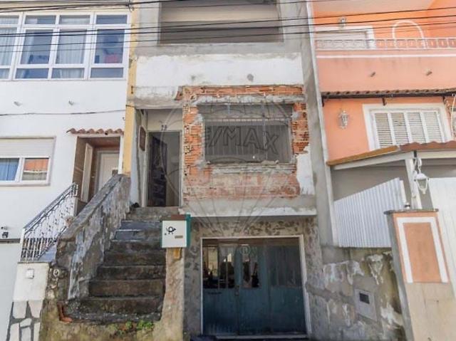Moradia T3 Totalmente Remodelada com Garagem – Vale de Milhaços