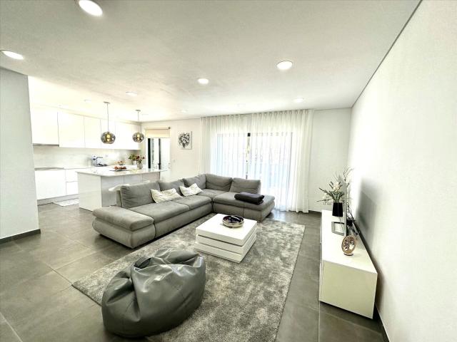 Moradia T3 | Totalmente renovada | Piscina | Terraço | Local. 276m² Albufeira e Olhos de Água