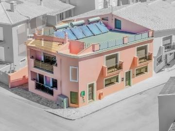 Moradia T3 unifamiliar de 3 pisos, com grande garagem, nos arredores de Lagos