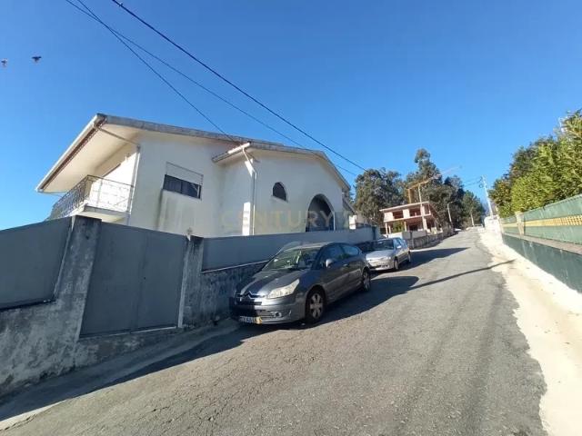Moradia T3 unifamiliar e armazém em Tagilde e Vizela