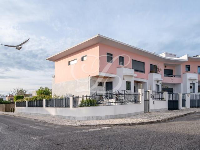 Moradia T3 + 1 c/ Jardim | Cascais 208m² São Domingos De Rana
