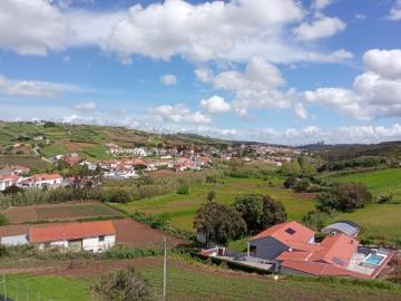 Moradia T3 +1 com espaço exterior e vista campo a minutos das Praias