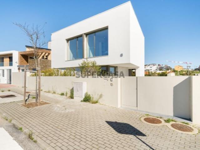 Moradia T3 + 1 com garagem box, em Caldas da Rainha Leiria