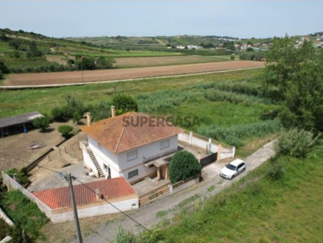 Moradia T3 +1 com logradouro em Torres Vedras