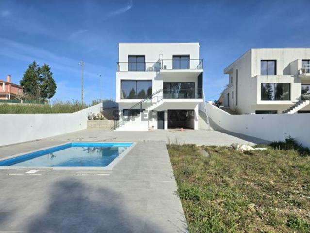 Moradia T3 +1 Moderna com Piscina Avenal
