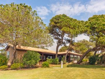 Moradia T3 + 1 térrea com piscina, campo de ténis e lote de 5.320 m² em Fontanelas, Sintra