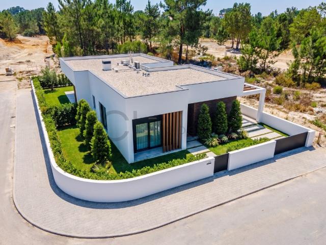 Moradia T3 + 1 térrea de arquitetura contemporânea com pisci. 95m² Fernão Ferro