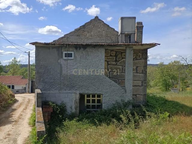 Moradia T3 +2 + Terreno Rústico de 3.700m2 em Fornos de Algodres