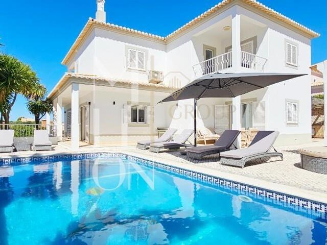 Moradia T3 360m² | Lote 609m² com Piscina Privada, Jardim e Garagem – Lagos