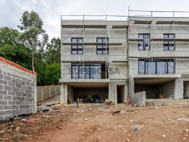 Moradia T3 3 suítes | Master suíte c/ 23 m2 + walk in closet | Sala + cozinha c/ 69 m2 | Terraço c/ 46 m2 + jardim c/ 84 m2 | Estacionamento privativo interior e exterior p/ 4 viaturas | Vistas desafogadas | Valongo