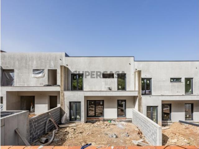 Moradia T3 3 suítes | Master suíte c/ 23 m2 + walk in closet | Sala + cozinha c/ 69 m2 | Terraço c/ 46 m2 + jardim c/ 32 m2 | Estacionamento privativo interior e exterior p/ 4 viaturas | Vistas desafogadas | Valongo