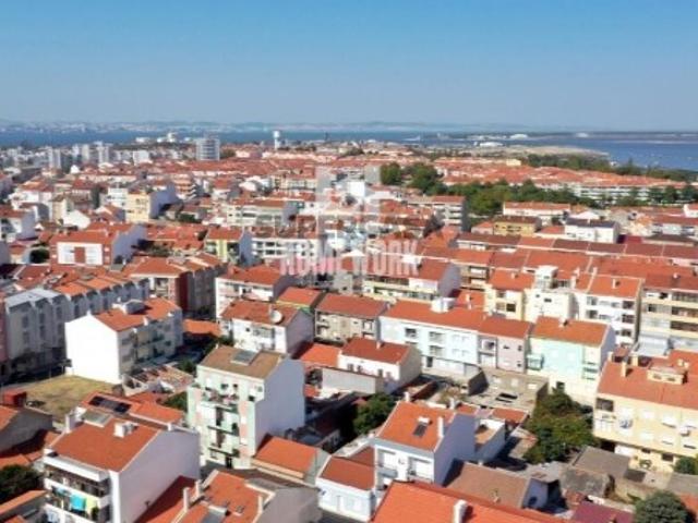 Moradia T3+T1 com utilização independente, logradouro e sótão