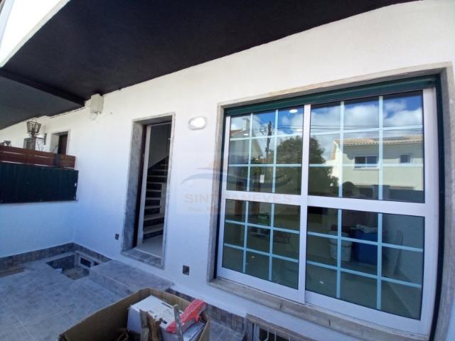 Moradia T3+T3 Totalmente Remodelada, com Terraço, 4 Casas de Banho, e Lareira