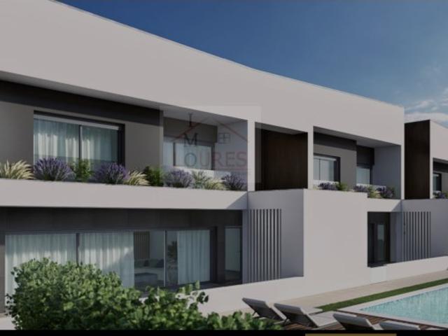 Moradia T 4 em condomínio com piscina