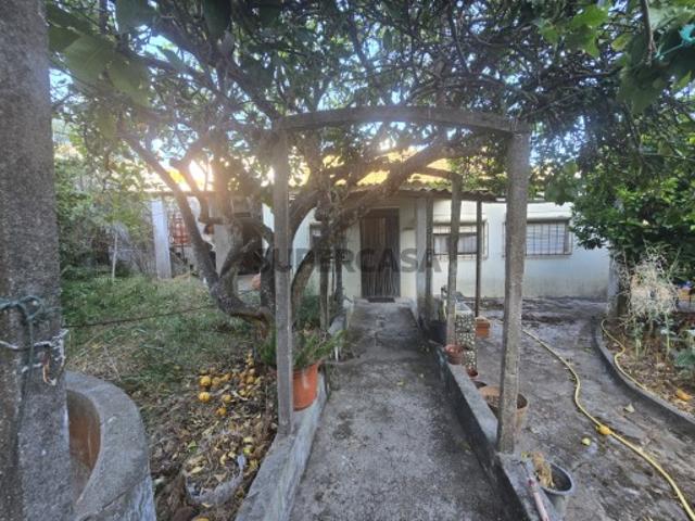 Moradia térrea 5 divisões para recuperar em Poço mouro terraço e garagem