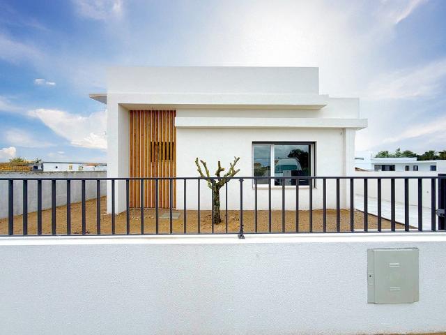Moradia Térrea T3 a venda com 2 suites, Piscina em Urbanizaç. 130m² Azeitão São Lourenço e São Simão