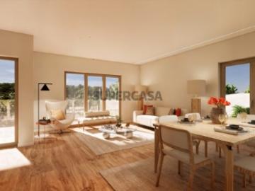 Moradia Térrea T3 com Garagem e Excelente Localização a 5 Minutos da Praia de Santa Cruz