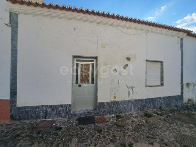 Moradia Térrea T3 com Quintal localizada no Centro Histórico na Cidade de Beja