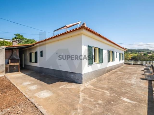 Moradia térrea T3 em Santa Cruz com vista mar e garagem