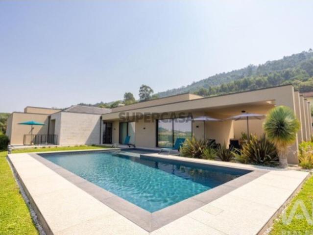 Moradia térrea T3 em Santo Tirso, Couto e Burgães de 275 m²