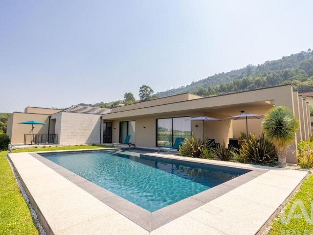 Moradia térrea T3 em Santo Tirso, Couto e Burgães de 275 m²