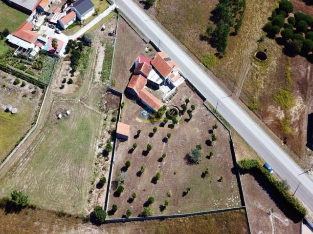 Moradia térrea T3 espaçosa com terreno plano e agrícola, numa excelente localização