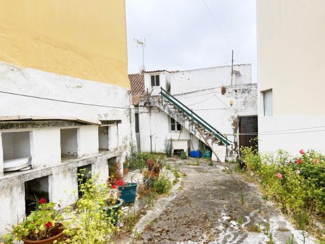 Moradia Térrea T3 para Reconstrução com Logradouro e Sótão | Coutada