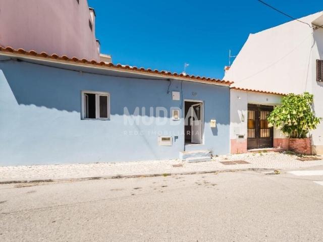Moradia térrea T1+1 renovada com charme na Rua Direita, 35 m. 63m² Foz Do Arelho