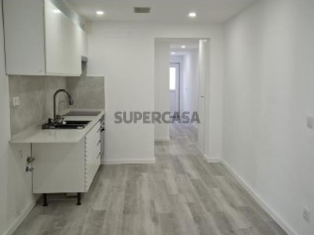 Moradia térrea T1+1 totalmente remodelada de raiz, com quintal e estacionamento privativo