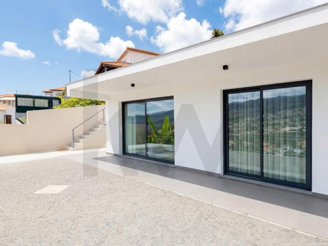 Moradia Térrea T2+1 Com Vista Baía 102m² Santo António Funchal