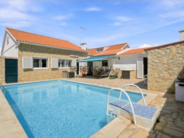 MORADIA TÉRREA T2+2 COM GARAGEM E PISCINA AQUECIDA, NA SILVEIRA, A 5 MINUTOS DA PRAIA DE STA CRUZ