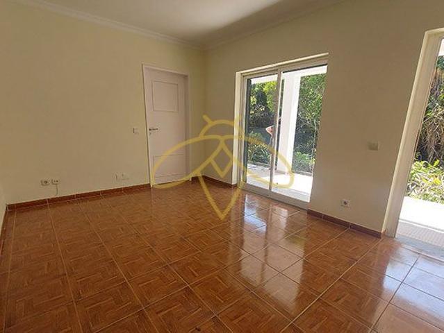 Moradia térrea T2+2 para arrendar em Murches Cascais com jardim