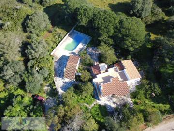 Moradia Térrea T2 com grande potencial | piscina e amplo terreno em Colinas Verdes