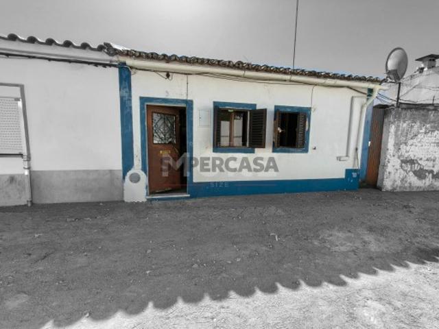 Moradia Térrea T2 com Espaço Exterior para Remodelar