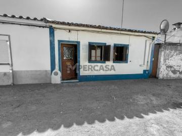 Moradia Térrea T2 com Espaço Exterior para Remodelar
