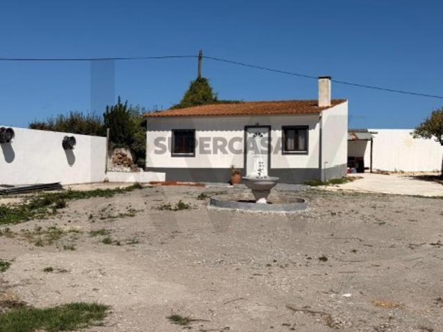 Moradia térrea 2 assoalhadas em A do Ruivos, Bombarral num lote de terreno URBANO de 1.000m2