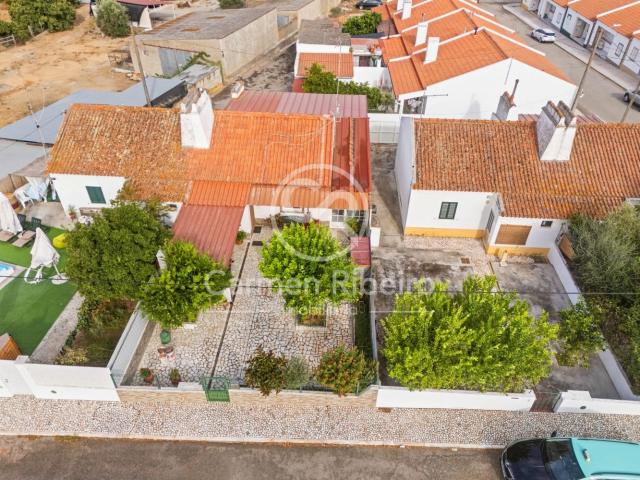 Moradia térrea T2 em banda com garagem fechada e quintal em. 121m² Estremoz Santa Maria e Santo André