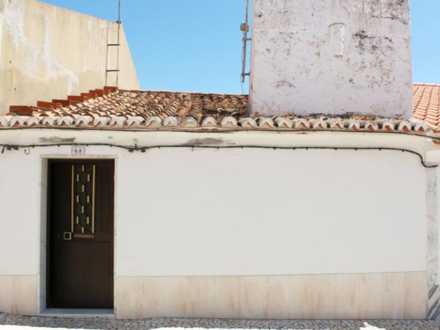 Moradia térrea T2 em Bencatel com logradouro