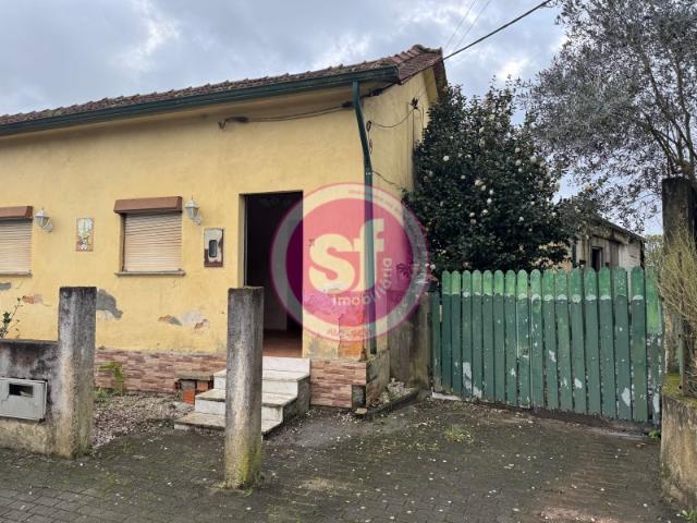 Moradia térrea T2 em lote de 450 metros, com grande potencial