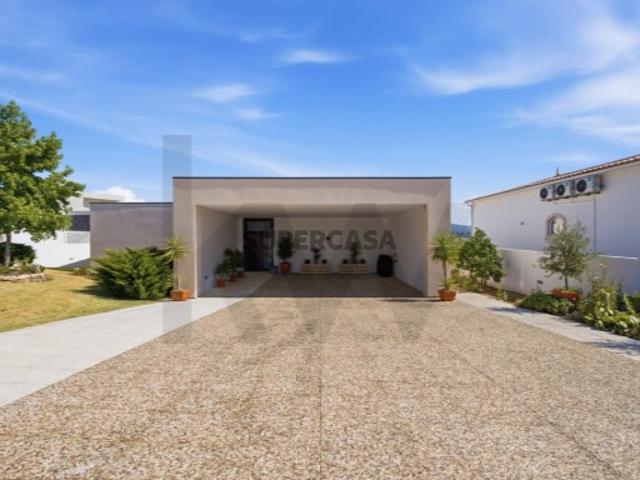 Moradia Térrea T3+1 com Garagem e Terreno de 2.250 m², em Cernache