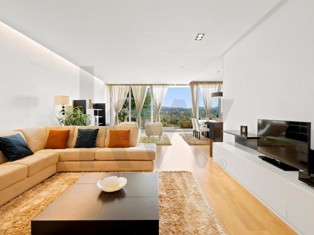 Moradia Térrea T3+1 com Garagem e Terreno de 2.250 m², em Cernache