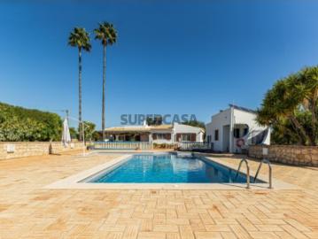 Moradia térrea T3+1 com piscina inserida num lote de 3.600m2 em Alcaria