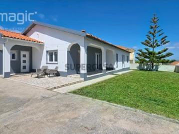 Moradia térrea T4+1 isolada em São Pedro da Cadeira Torres Vedras