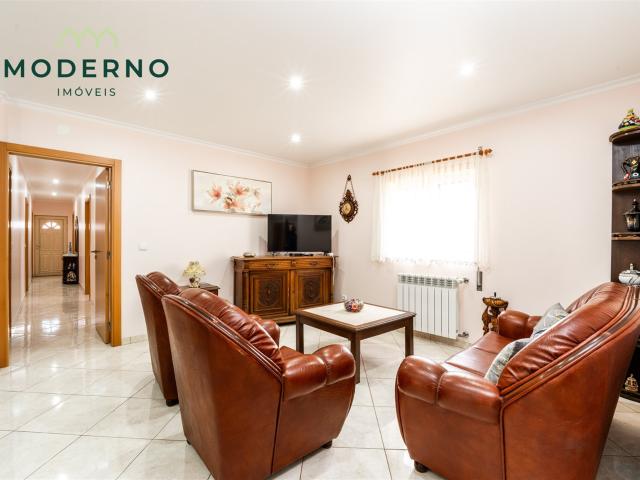Moradia Térrea T4 com Armazém, Silveirinha Pequena, Carriço. 300m² Carriço