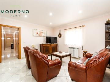 Moradia Térrea T4 com Armazém, Silveirinha Pequena, Carriço. 300m² Carriço
