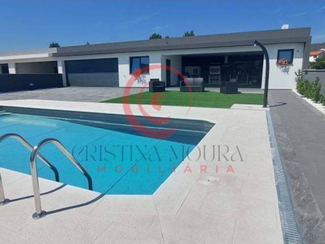 Moradia Térrea T4 com garagem e piscina em Chaves, Portugal