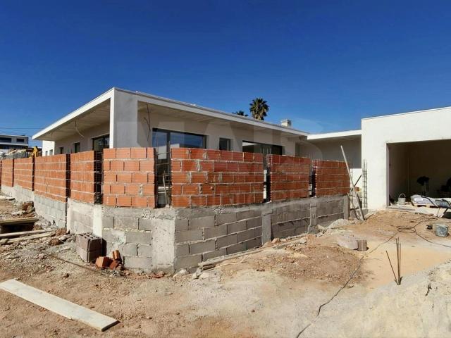 Moradia Térrea T4 com Suite Master, Piscina de Água Salgada. 254m² Runa